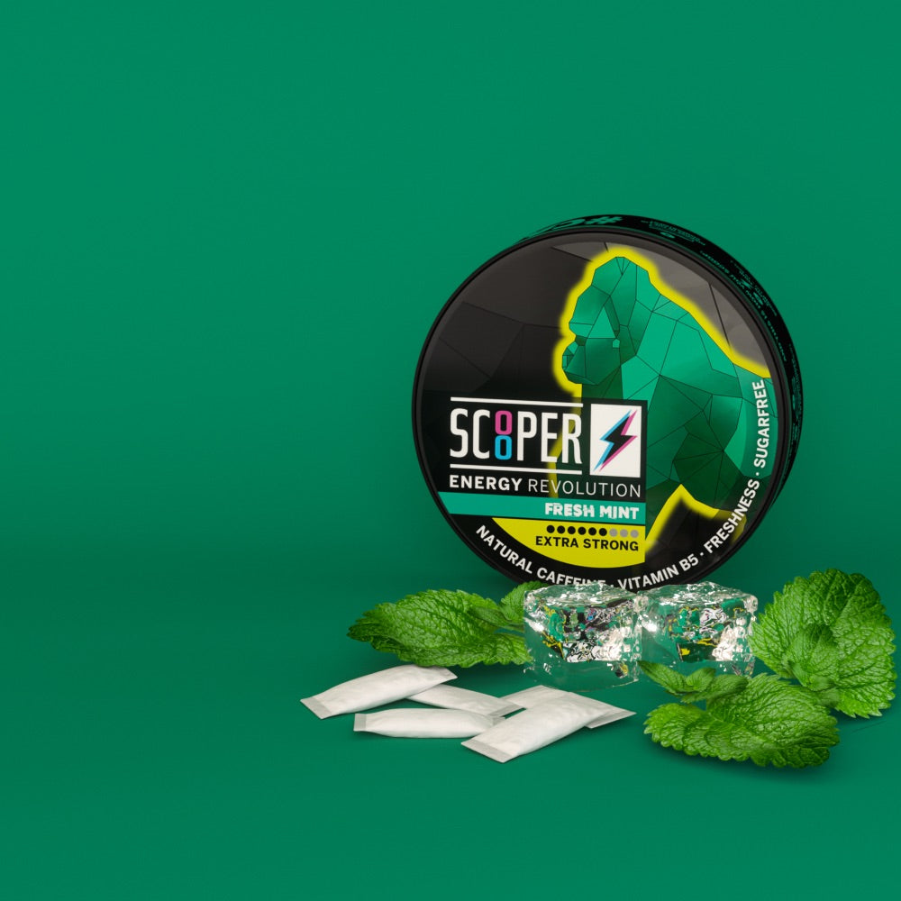 Eine Dose SCOOPER Energy Fresh Mint Extra Strong vor einem grünen Hintergrund. Vor der Dose liegen 5 Pouches, 3 Blätter Minze und 3 Eiswürfel.