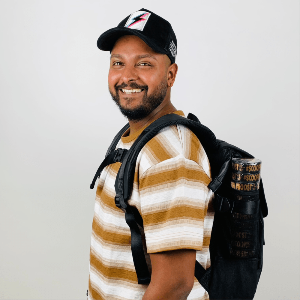 Ein Mitarbeiter von SCOOPER trägt die SCOOPER Cap.