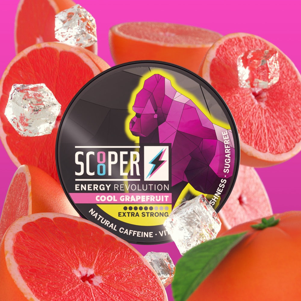 SCOOPER Energy Dose Cool Grapefruit Extra Strong mit lilanem Gorilla. Im Hintergrund sieht man pinke Grapefruits und Eiswürfel.