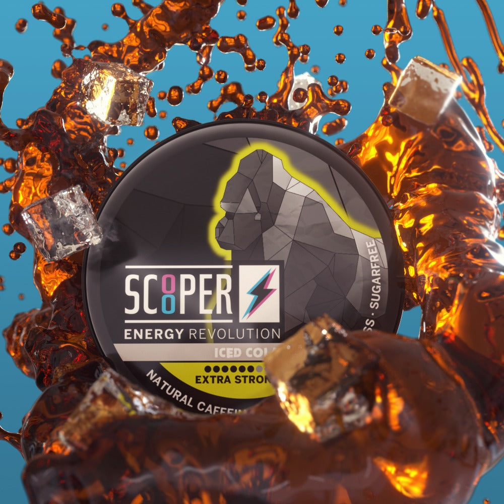 SCOOPER Energy Pouches Iced Cola Dose mit Cola und Eiswürfeln im Hintergrund.