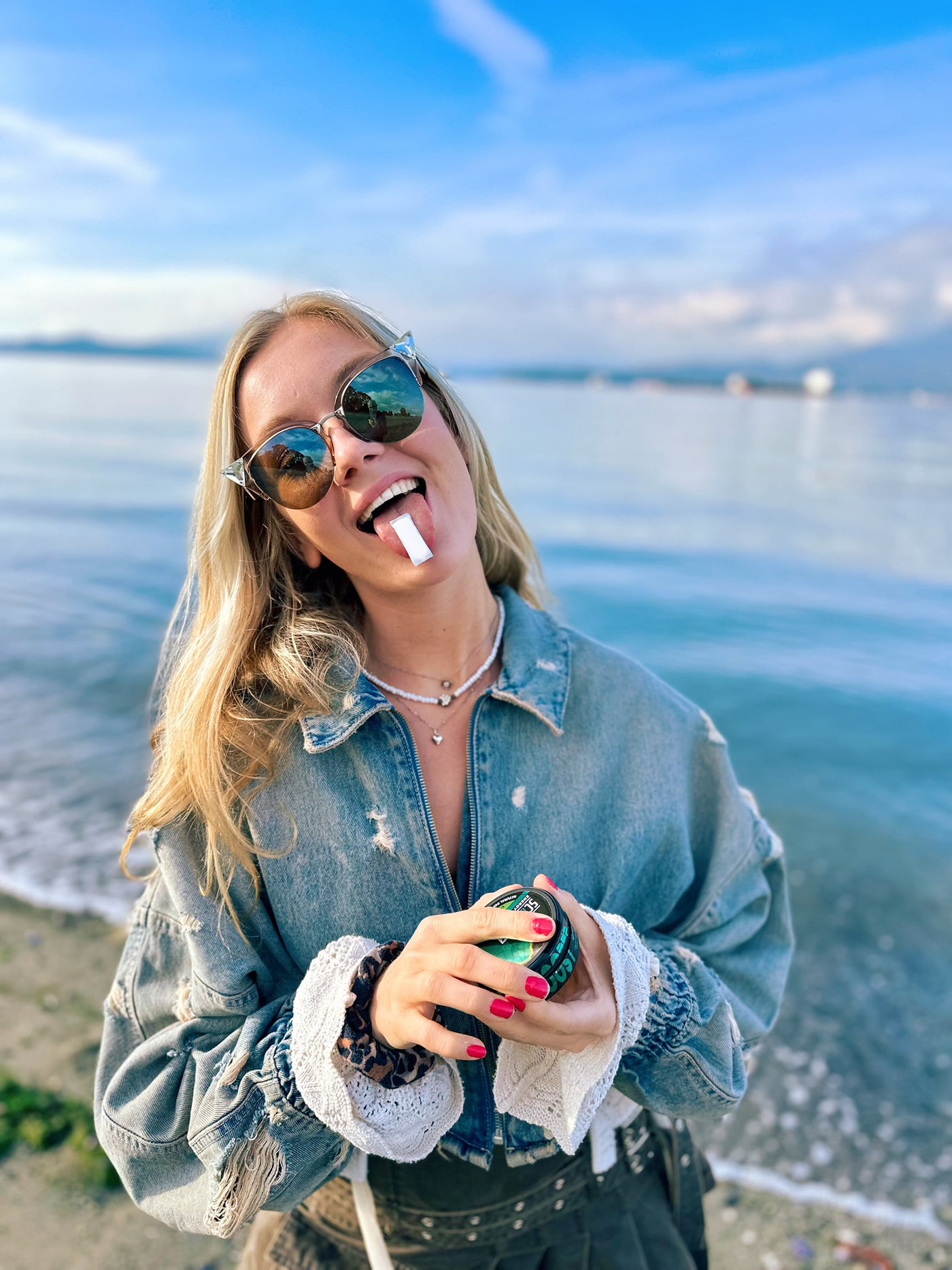 Ein Energy Pouch von SCOOPER Energy wird von einer Frau eingenommen. Der Scoop liegt auf der herausgestreckten Zunge.