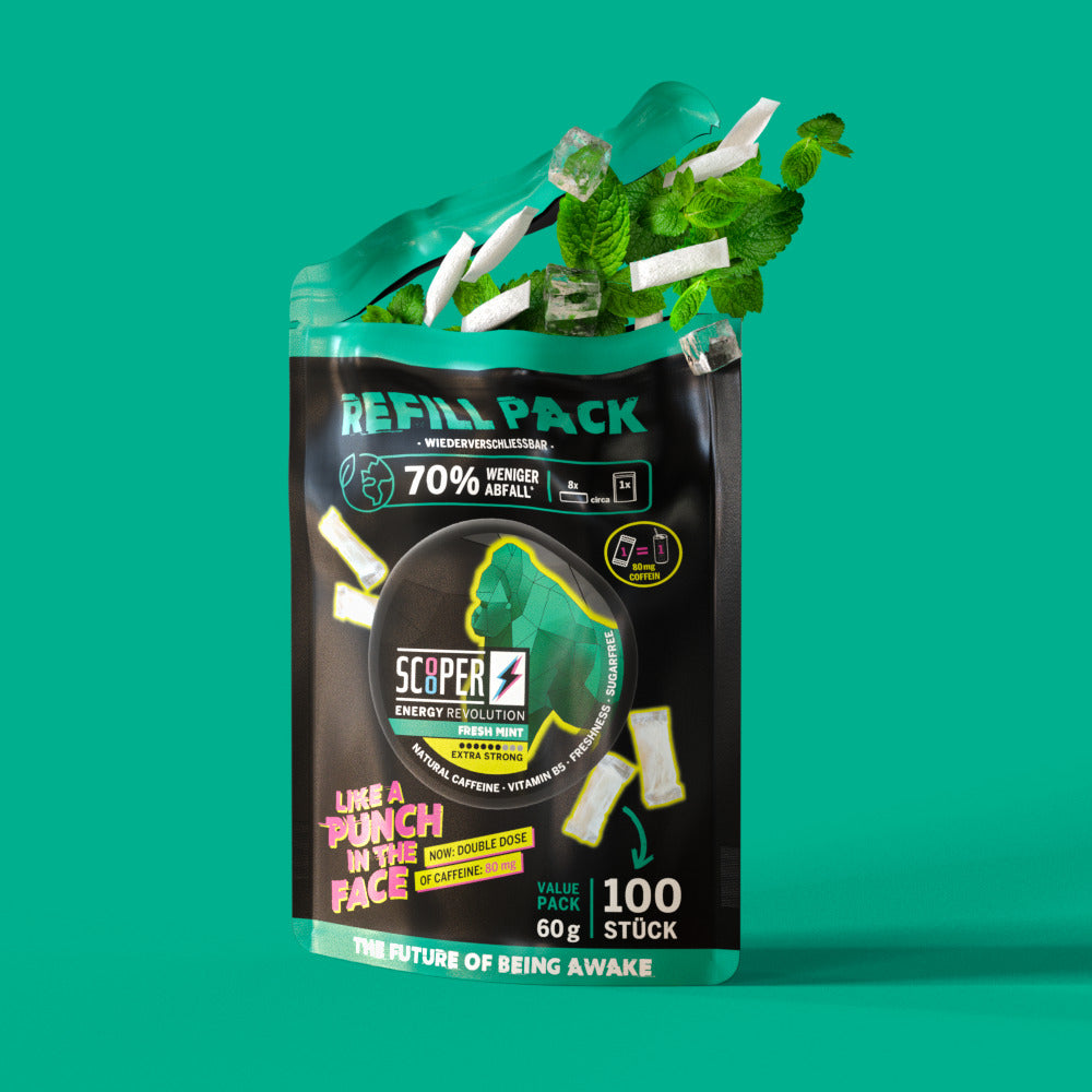 Eins geöffnetes Refill Pack Mint, mit Minzblättern, Eiswüfeln und SCOOPER Energy Pouches.