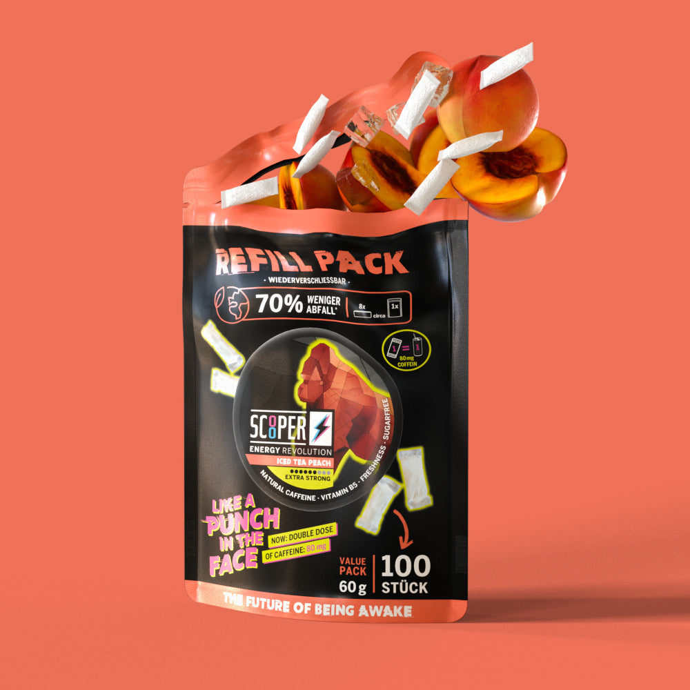 Ein geöffnetes Refill Pack Peach. Man sieht halbe Pfirsiche, Eiswürfel und Energy Pouches von SCOOPER Energy.