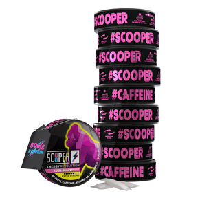 10 Dosen SCOOPER Energy Cool Grapefruit mit zwei Energy Pouches im Vordergrund und einem 80mg Koffein Anhänger.