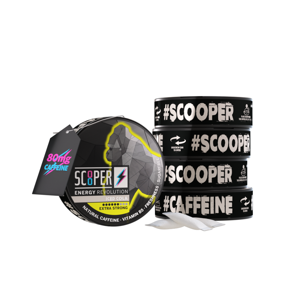 4 Dosen SCOOPER Energy Iced Cola mit einzelnen Energy Pouches und dem Vermerk 80mg Koffein.