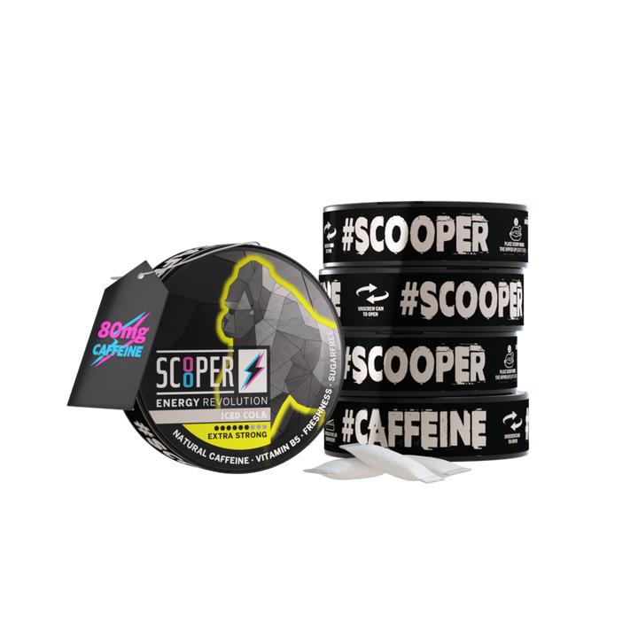 4 Dosen SCOOPER Energy Iced Cola mit einzelnen Energy Pouches und dem Vermerk 80mg Koffein.