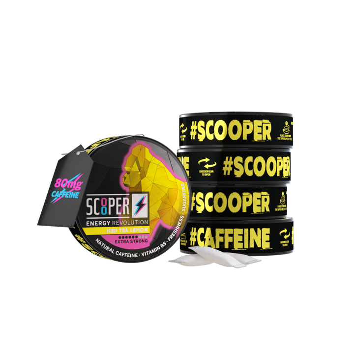 5 Dosen SCOOPER Energy Iced Tea Lemon mit einzelnen Energy Pouches und dem Vermerk 80mg Koffein.