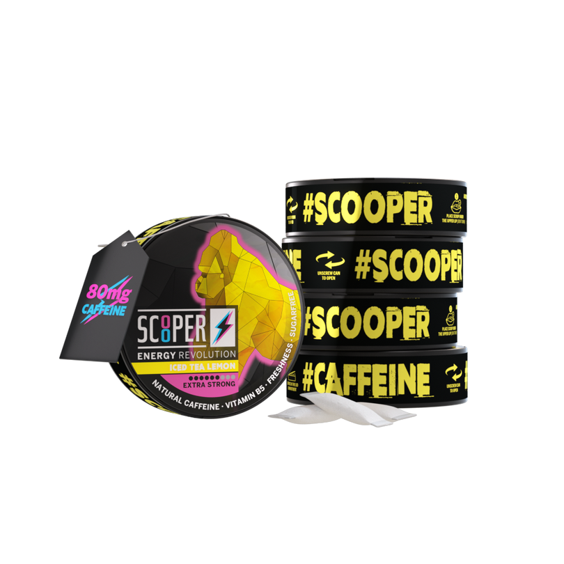 5 Dosen SCOOPER Energy Iced Tea Lemon mit einzelnen Energy Pouches und dem Vermerk 80mg Koffein.