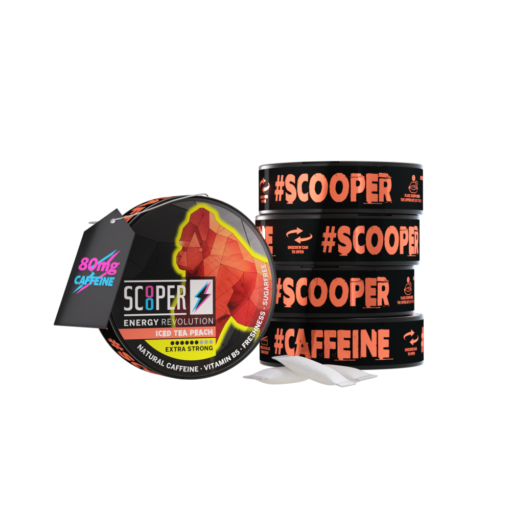 5 Dosen SCOOPER Energy Iced Tea Peach mit einzelnen Energy Pouches und dem Vermerk 80mg Koffein.