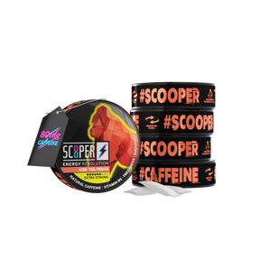 5 Dosen SCOOPER Energy Iced Tea Peach mit einzelnen Energy Pouches und dem Vermerk 80mg Koffein.