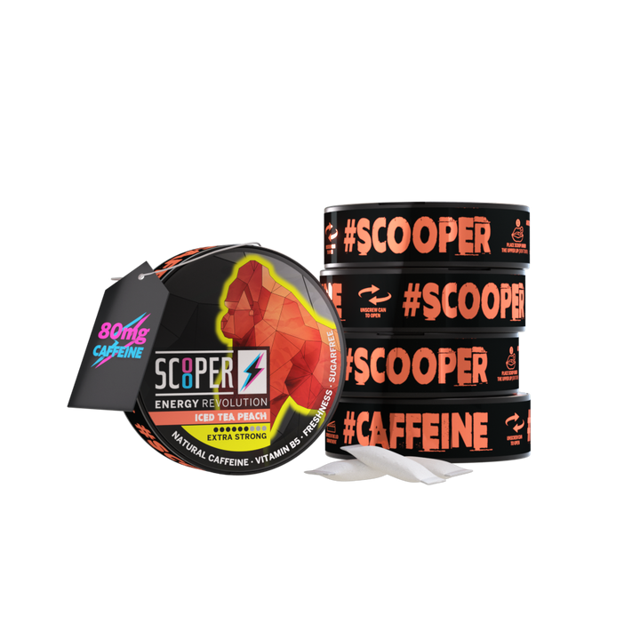 5 Dosen SCOOPER Energy Iced Tea Peach mit einzelnen Energy Pouches und dem Vermerk 80mg Koffein.