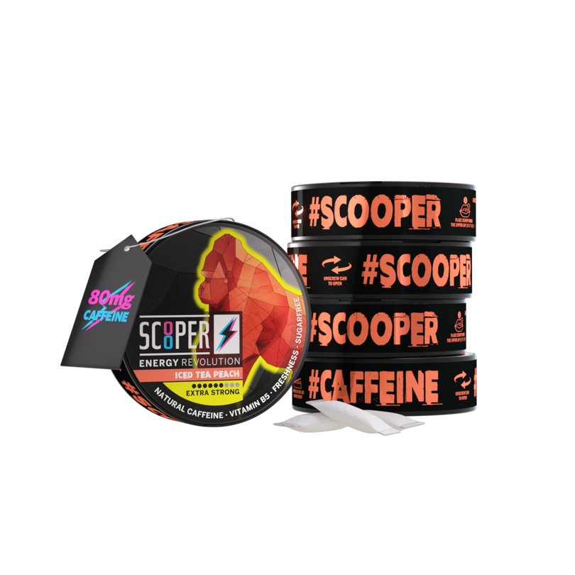 5 Dosen SCOOPER Energy Iced Tea Peach mit einzelnen Energy Pouches und dem Vermerk 80mg Koffein.