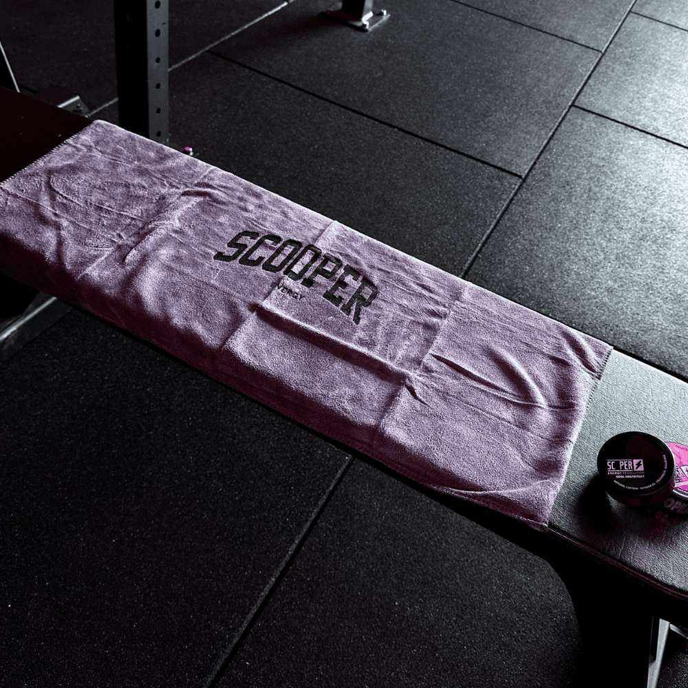 SCOOPER Energy Gym Handtuch im Gym mit SCOOPER Energy Dosen.