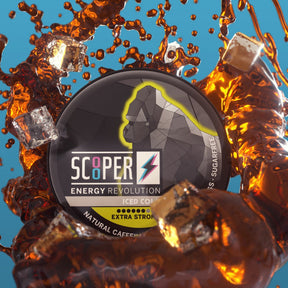 SCOOPER Energy Pouches Iced Cola mit Cola und Eiswürfeln im Hintergrund.