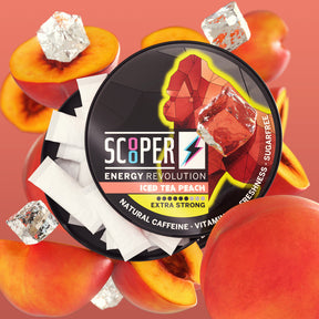 SCOOPER Energy offene Iced Tea Peach Dose mit Energy Pouches, Pfirsichen und Eiswürfeln.