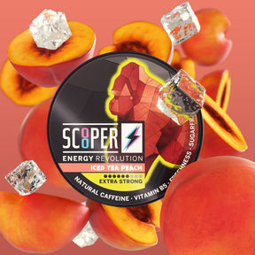SCOOPER Energy Dose Iced Tea Peach mit Pfirsichen und Eiswürfeln.