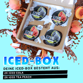 SCOOPER Energy Iced Box Peach mit jeweils 2 Dosen Iced Tea Peach und 2 Dosen Iced Cola. Im Hintergrund sind Pfirsiche, Cola, Eiswürfel und Energy Pouches.