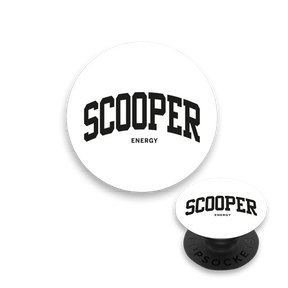 SCOOPER Energy Popsocket in weiß mit schwarzer SCOOPER Energy Schrift.