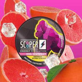 Scooper Energy Cool Grapefruit Dose mit einem pinken Gorilla. Im Hintergrund sieht man Grapefruits und Eiswürfel.