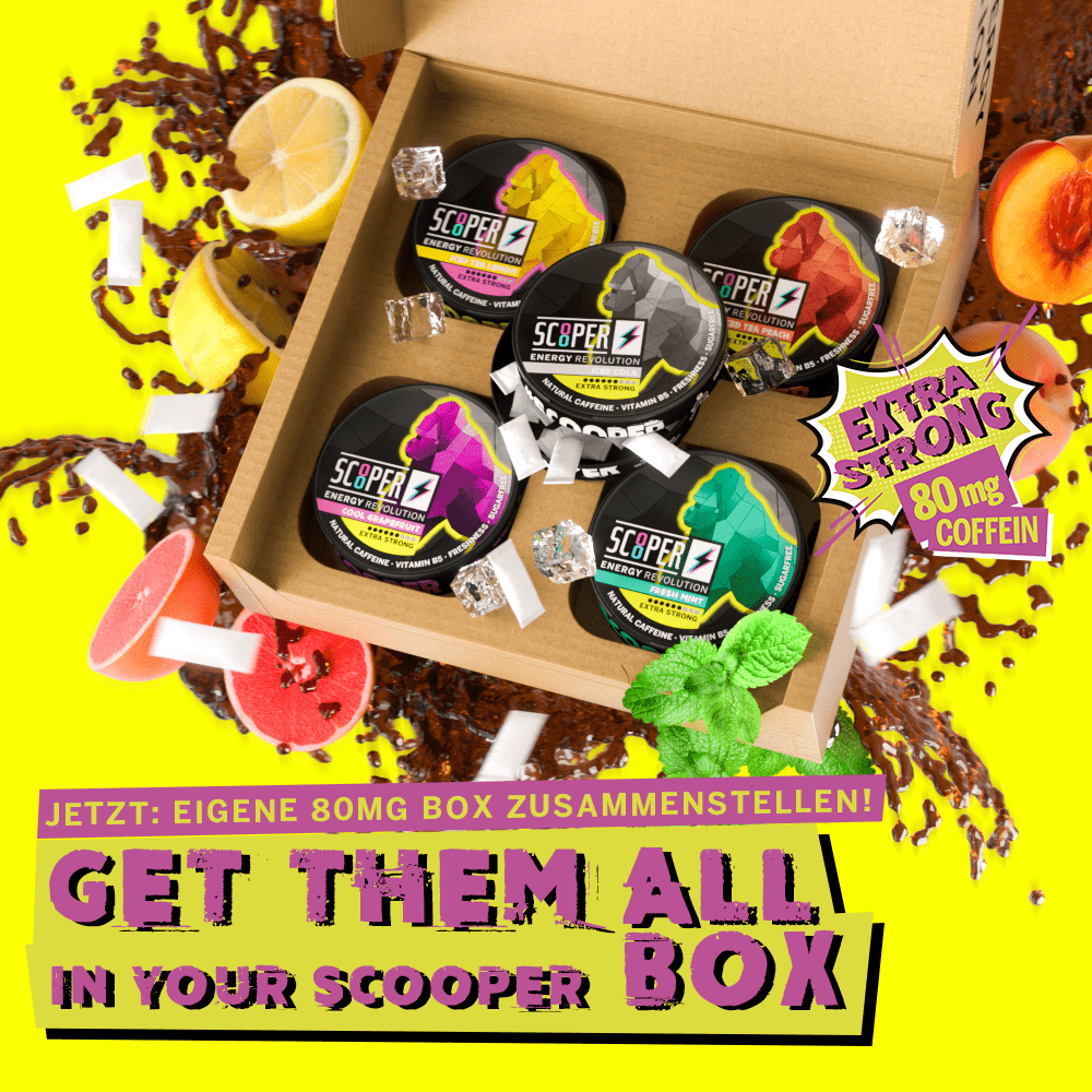 Get them all on your SCOOPER Box. Jetzt eigene 80mg Box zusammenstellen. Alle 5 Sorten sind auf dem Bild abgebildet. Sie liegen in einem Versandkarton und man sieht Eiswürfel, Pfirsiche, Zitronen, Grapefruites und Cola. Außerdem fliegen Pouches umher.