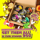 Get them all on your SCOOPER Box. Jetzt eigene 80mg Box zusammenstellen. Alle 5 Sorten sind auf dem Bild abgebildet. Sie liegen in einem Versandkarton und man sieht Eiswürfel, Pfirsiche, Zitronen, Grapefruites und Cola. Außerdem fliegen Pouches umher.