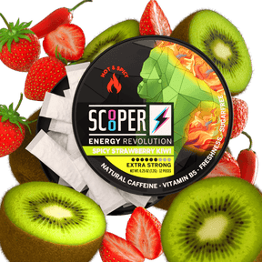 Scooper Energy Pouches in Spicy Strawberry Kiwi mit Kiwis, Erdbeeren und Chilis. Der Gorilla auf der Dose ist giftgrün und steht in Flammen.