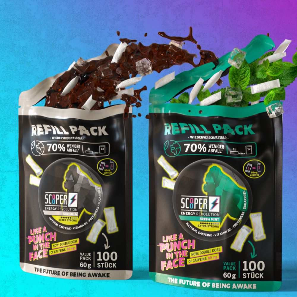 2 offene SCOOPER Refill Packs mit Cola und Mint Geschmack. Aus den Refill Packs kommen Energy Pouches, Eiswürfel, Minzblätter und Cola.