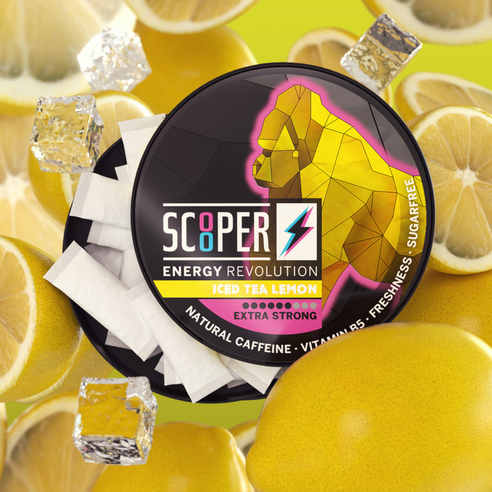 SCOOPER Energy Iced Tea Lemon Dose, geöffnet mit Energy Pouches, Zitronen und Eiswürfeln.