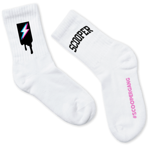 SCOOPER Energy Socken mit pinkem #SCOOPERGANG Schriftzug und Blitz Applikation.