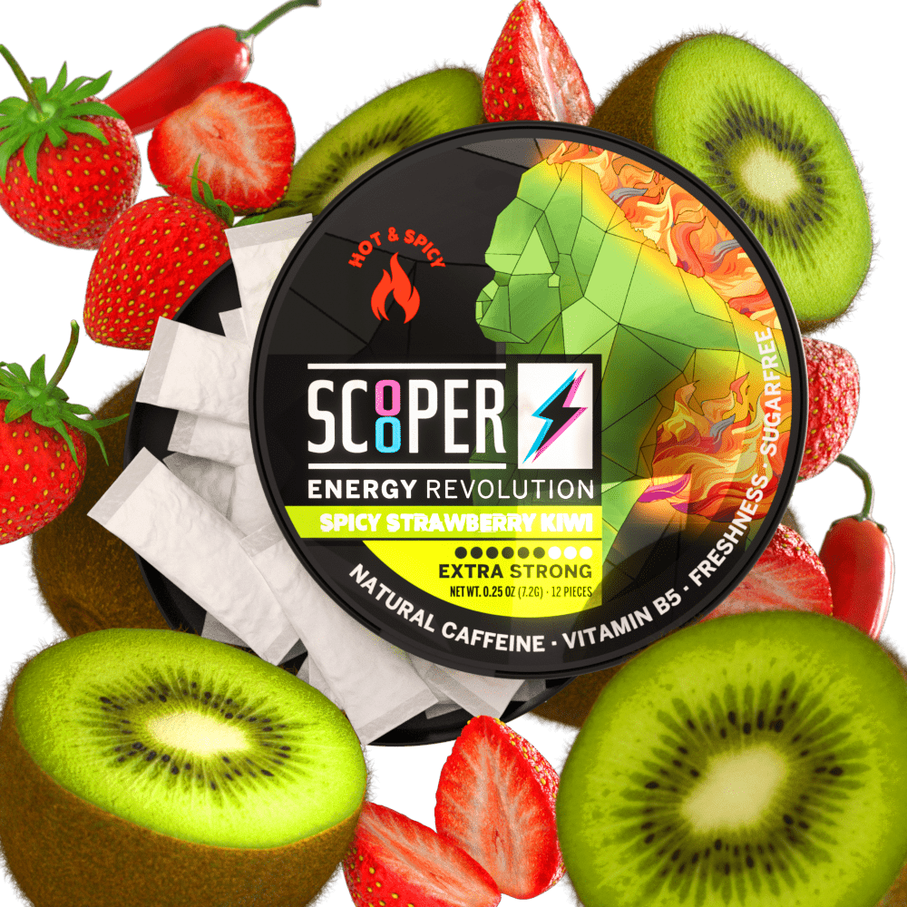 SCOOPER Energy Spicy Strawberry Kiwi Dose, geöffnet mit Energy Pouches, Kiwis, Erdbeeren und Chilis.