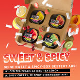 SCOOPER Energy Sweet and Spicy Box mit jeweils einer Dose Spicy Cherry, Spicy Strawberry Kiwi, Iced Tea Peach und Iced Tea Lemon.