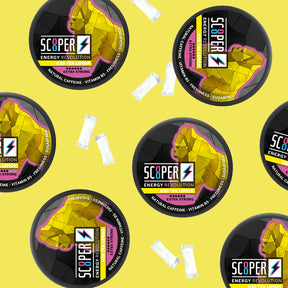 SCOOPER Energy Iced Tea Lemon Dosen mit gelbem Hintergrund und Energ Pouches.